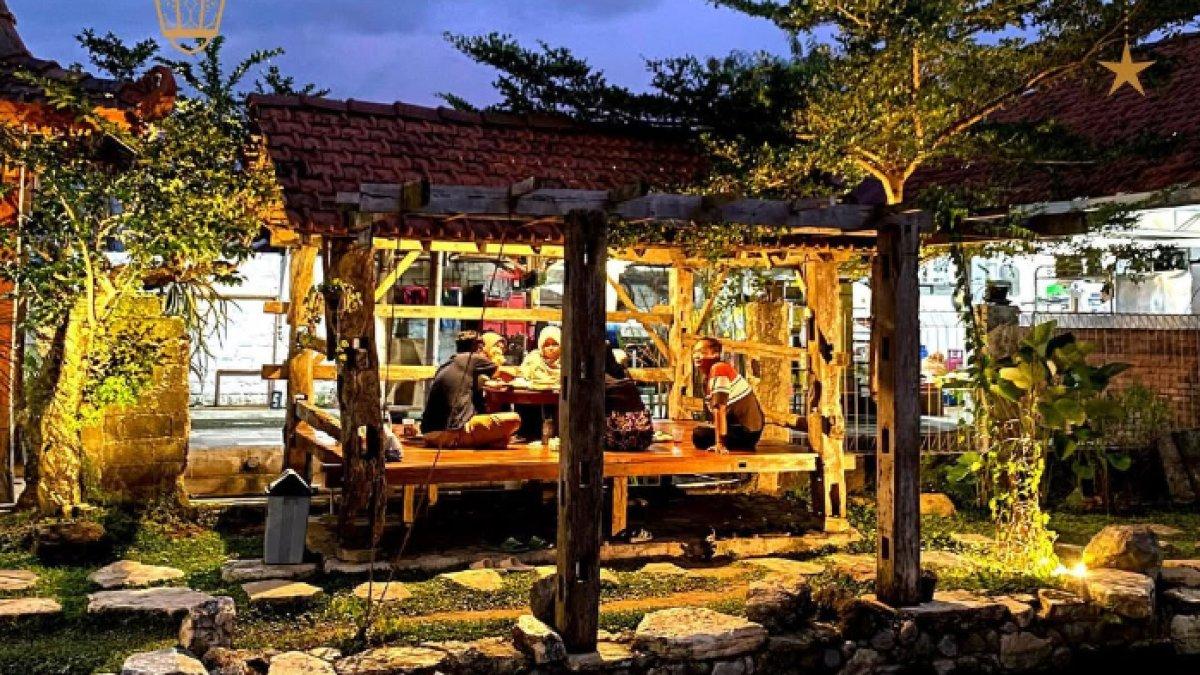 REKOMENDASI RESTORAN KLATEN: Suasana nyaman pada malam hari di nDalem nJanti Garden Resto Klaten
