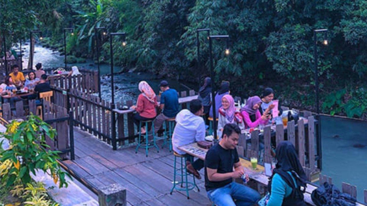 OBYEK WISATA KLATEN: Suasana makan sambil menikmati gemercik sungai di New Rivermoon Klaten