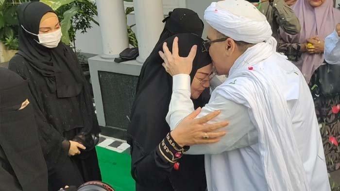 Foto-foto saat Rizieq Shihab bebas usai ditahan atas kasus kasus penyiaran berita bohong dan timbulkan keonaran terkait kasus tes usap RS Ummi, Rabu (20/7/2022)