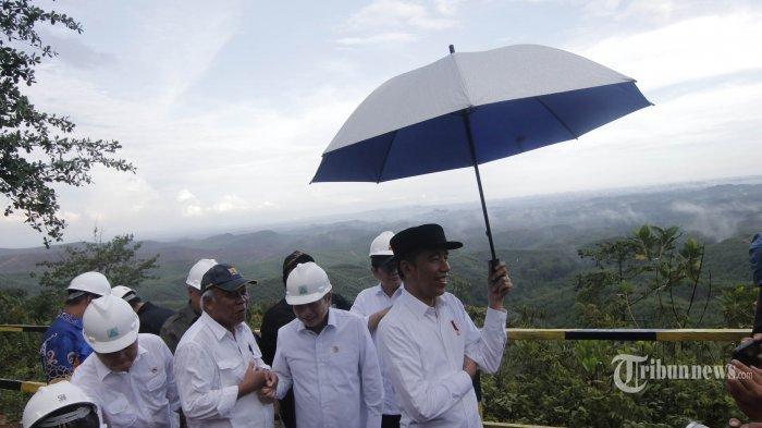 Presiden Joko Widodo didampingi Menteri BUMN Erick Thohir (kiri), Menteri PUPR Basuki Hadimuljono (dua kiri), Sekretaris Kabinet Pramono Anung (tiga kiri), dan Mendagri Tito Karnavian (dua kanan) berbincang saat meninjau progres persiapan pembangunan Ibu Kota baru di kawasan Kelurahan Pemaluan, Sepaku, Penajam Paser Utara, Selasa (17/12/2019). Hari ini Presiden Jokowi meresmikan beroperasinya Tol Balikpapan-Samarinda yang akan menjadi jalur penghubung utama menuju Ibu Kota baru RI.
