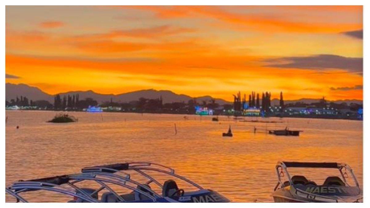 ROWO JOMBOR KLATEN - Ini rekomendasi wisata murah meriah di Klaten, Jawa Tengah, mengunjungi Rowo Jombor dan menaiki perahu menikmati indahnya sunset.
