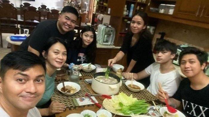 Ruang makan di rumah Anjasmara