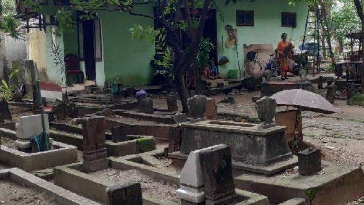 Rumah keluarga Edi Ronggo di Tuban yang berdiri di antara makam.