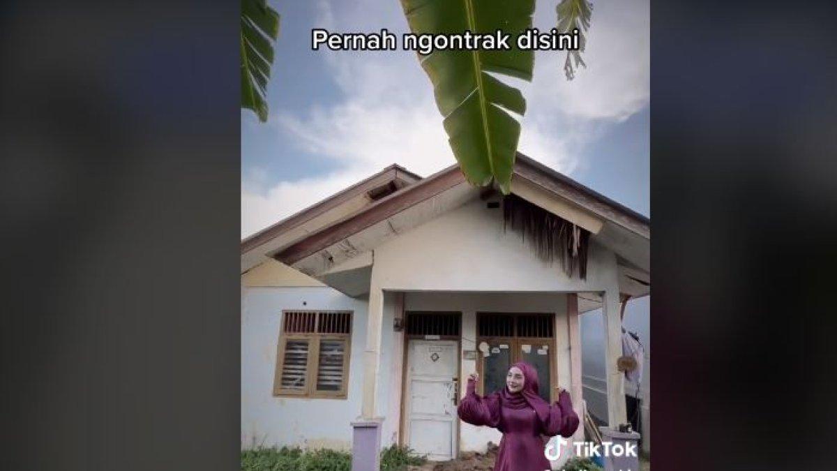 Rumah kontrakan Shella dulu.