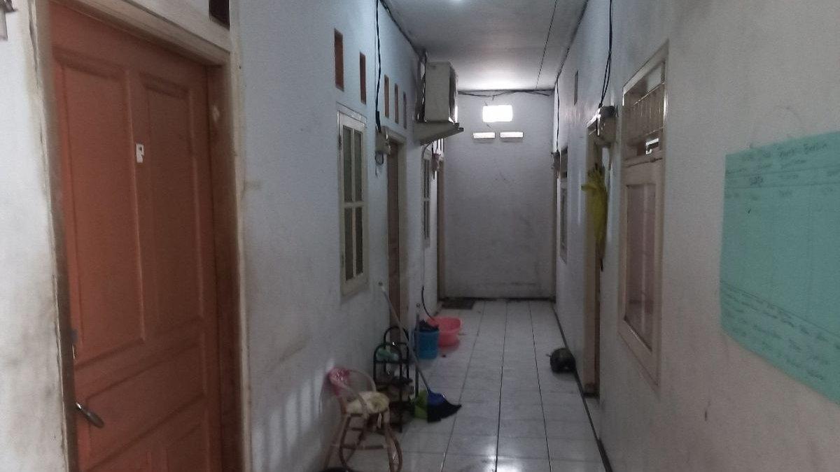 Kondisi rumah kos yang ditempati S, seorang ayah yang menyimpan jasad bayi di kulkas di Jalan Tanah Seratus, RT 003 RW 012, Sudimara Jaya, Ciledug, Tangerang pada Kamis (6/7/2023).