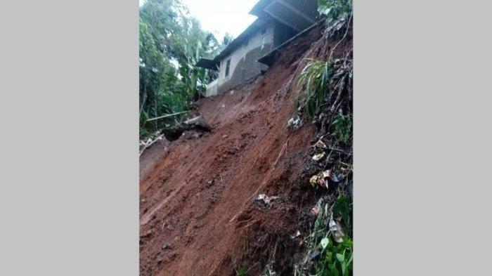 Rumah Yayat (33) di Blok Sindangpalay di kaki Gunung Sawal, Dusun Cibungur, Desa Kertamandala, Panjalu Ciamis, baru enam hari lalu selesai dibangun dan menghabiskan Rp 70 juta, pada Senin (24/10/2022) sore, porak poranda terseret longsor.