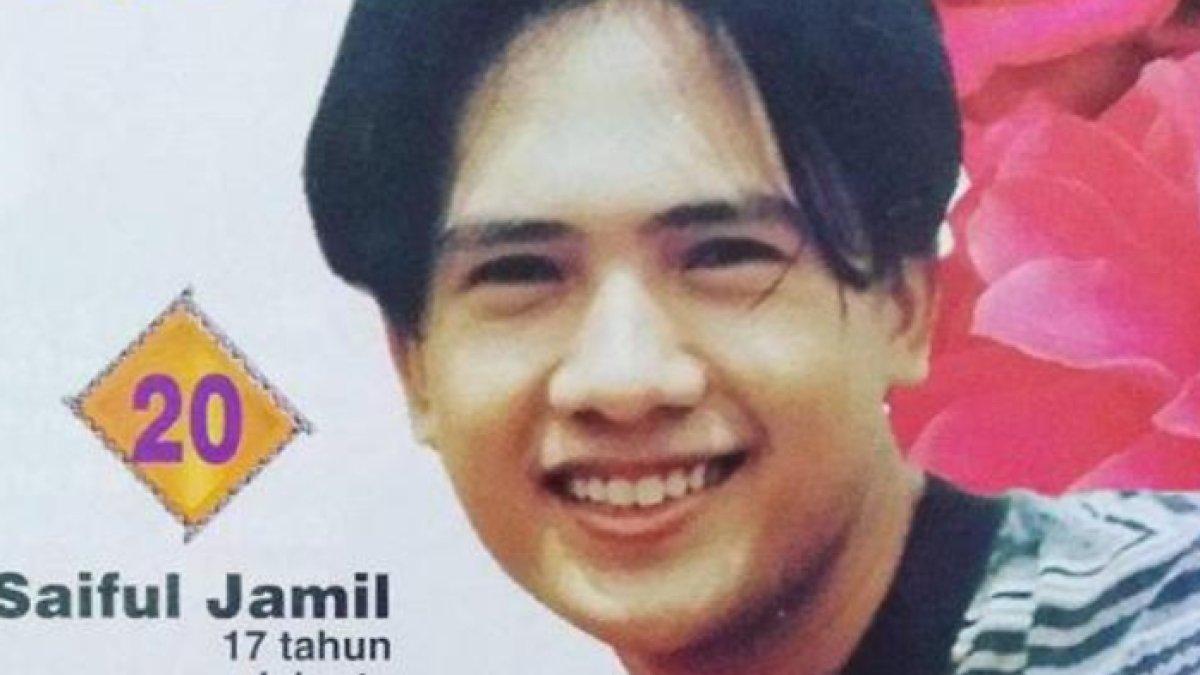 Tak disangka, sosok remaja berambut belah tengah ini pernah sukses menjadi penyanyi kondang, karirnya runtuh setelah dipenjara gegara LGBT, kini ganti nama.