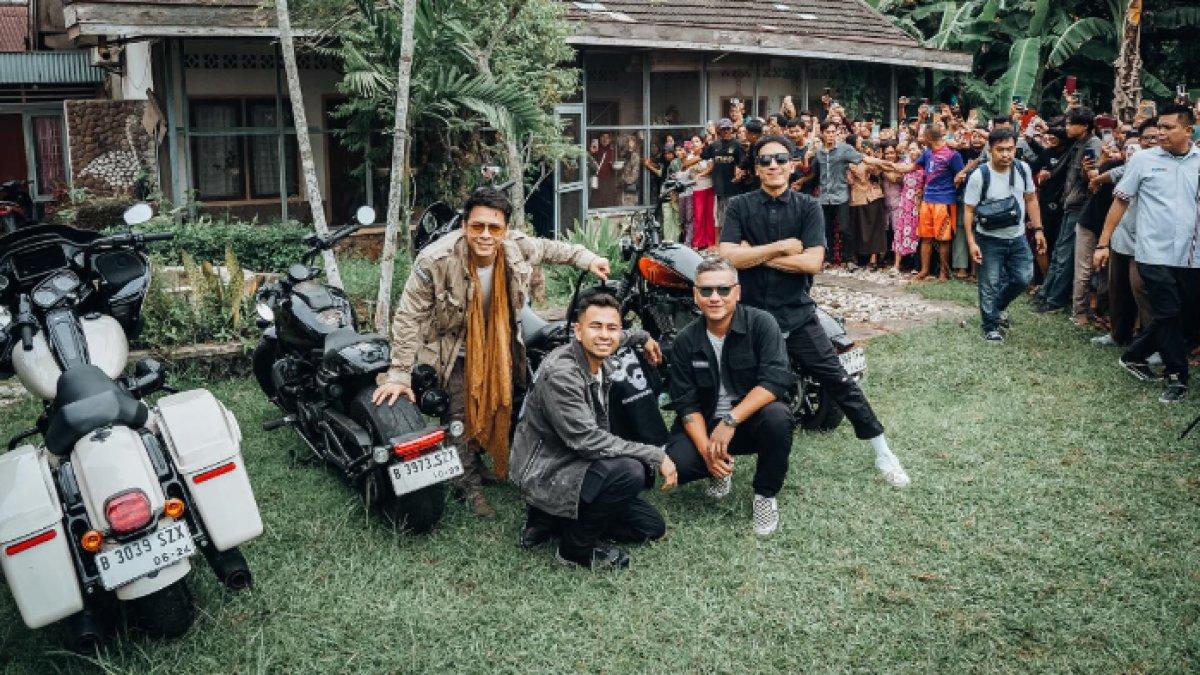 Sambutan meriah warga sekitar pada Ariel Noah dan rombongan.