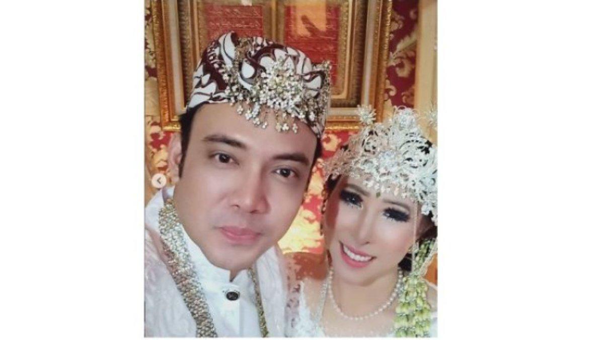 Sandy Tumiwa mengunggah foto pernikahannya dengan Henny Mona.