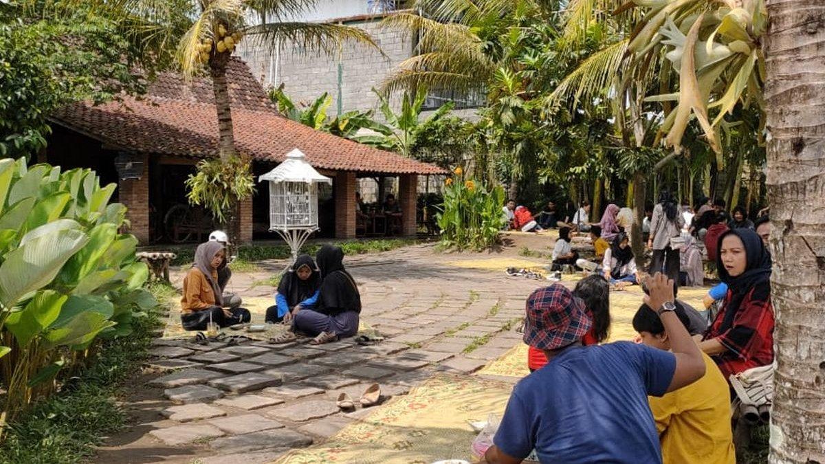 KULINER DI JOGJA - Para pengunjung duduk lesehan di tepi sawah Warung Kopi Klotok, Sleman Yogyakarta, Rabu (22/1/2020). Pengunjung bisa duduk di dalam rumah joglo maupun di luar dengan cara lesehan tikar.
