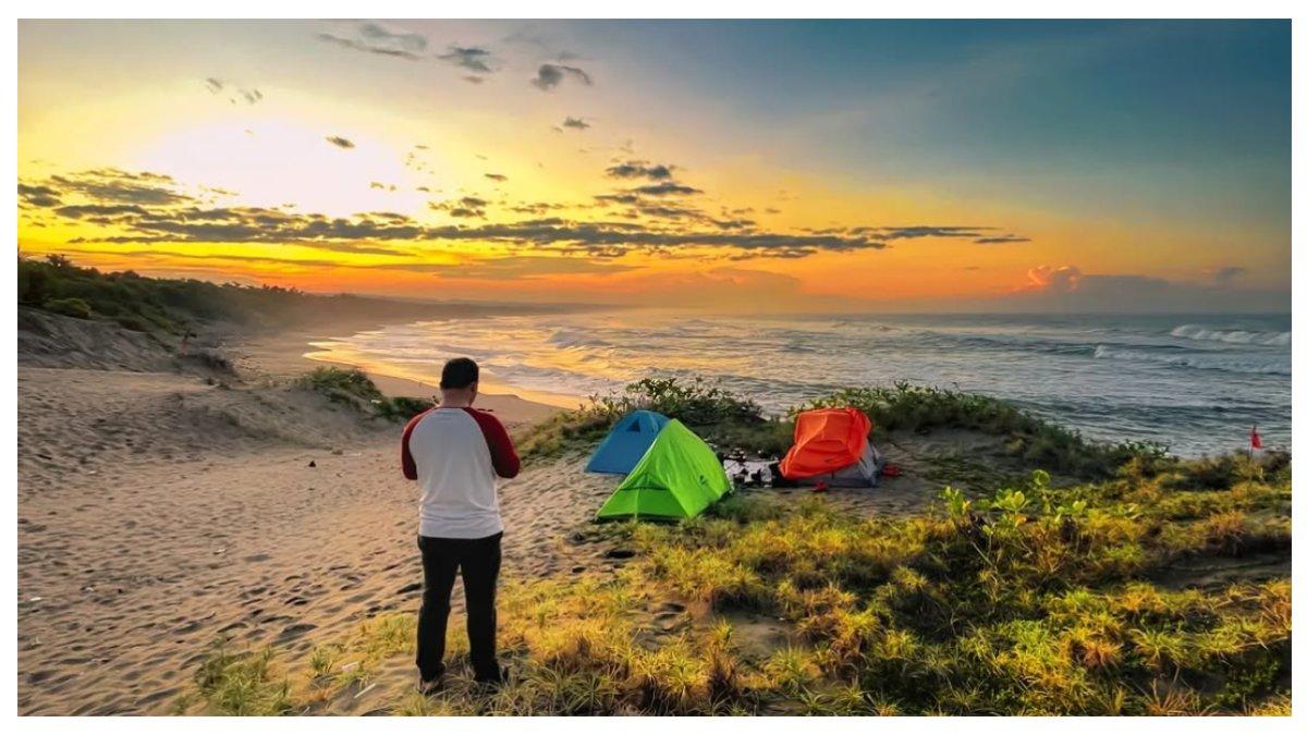 Area perbukitan yang digunakan pengunjung untuk camping