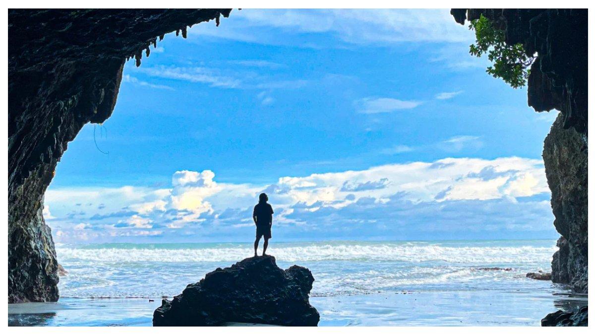 Goa lawa yang ada di bibir pantai surumanis. Goa tersebut bisa diakses jika air laut sedang surut