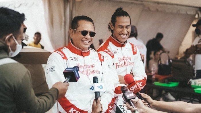 Sean Gelael bersama Bambang Soesatyo usai kecelakaan dalam acara Kejurnas Sprint Rally 2021 di Meikarta, Bekasi, Jawa Barat pada Sabtu (27/11/2021).