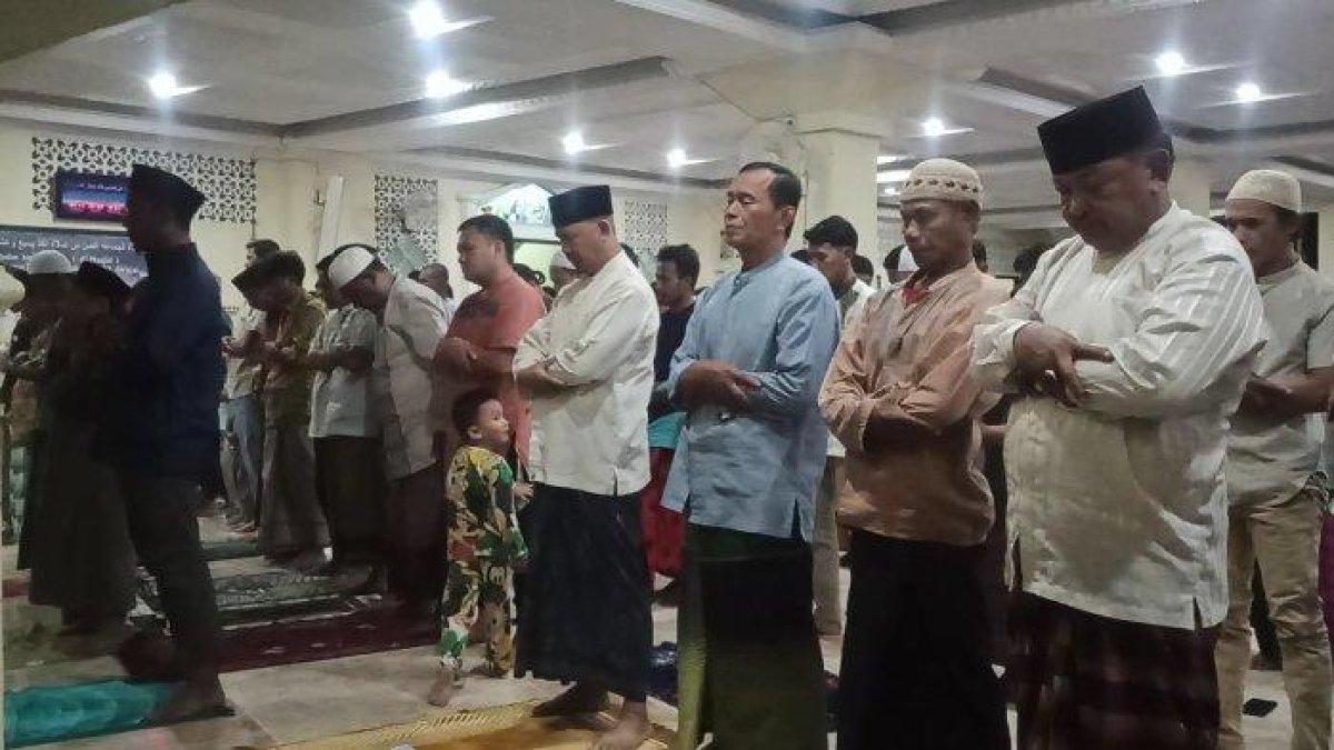 Sebagian korban kebakaran Depo Pertamina Plumpang menjalani ibadah salat tarawih perdana Ramadan 1444 Hijriah di Masjid At Taubah, RW 01 Kelurahan Rawa Badak Selatan, Koja, Jakarta Utara, Rabu (22/3/2023) malam.