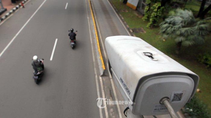 Sejumlah kendaraan saat melintas dibawah kamera Close Circuit Television (CCTV) di kawasan MH Thamrin, Jakarta Pusat, Sabtu (23/1/2021).