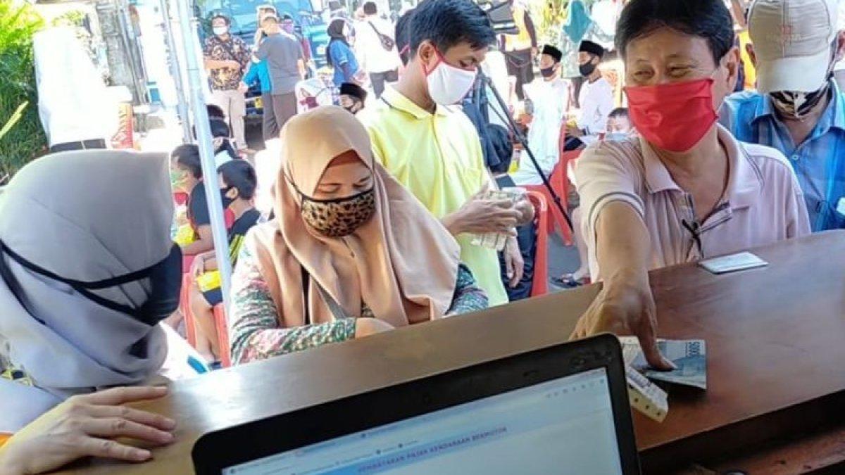 Sejumlah warga membayar pajak kendaraan bermotor.