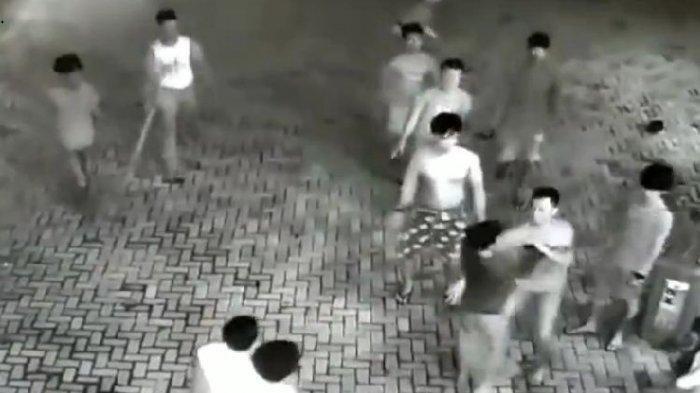 Rekaman CCTV sekelompok pemuda di Palembang nekat mengeroyok pengurus masjid.