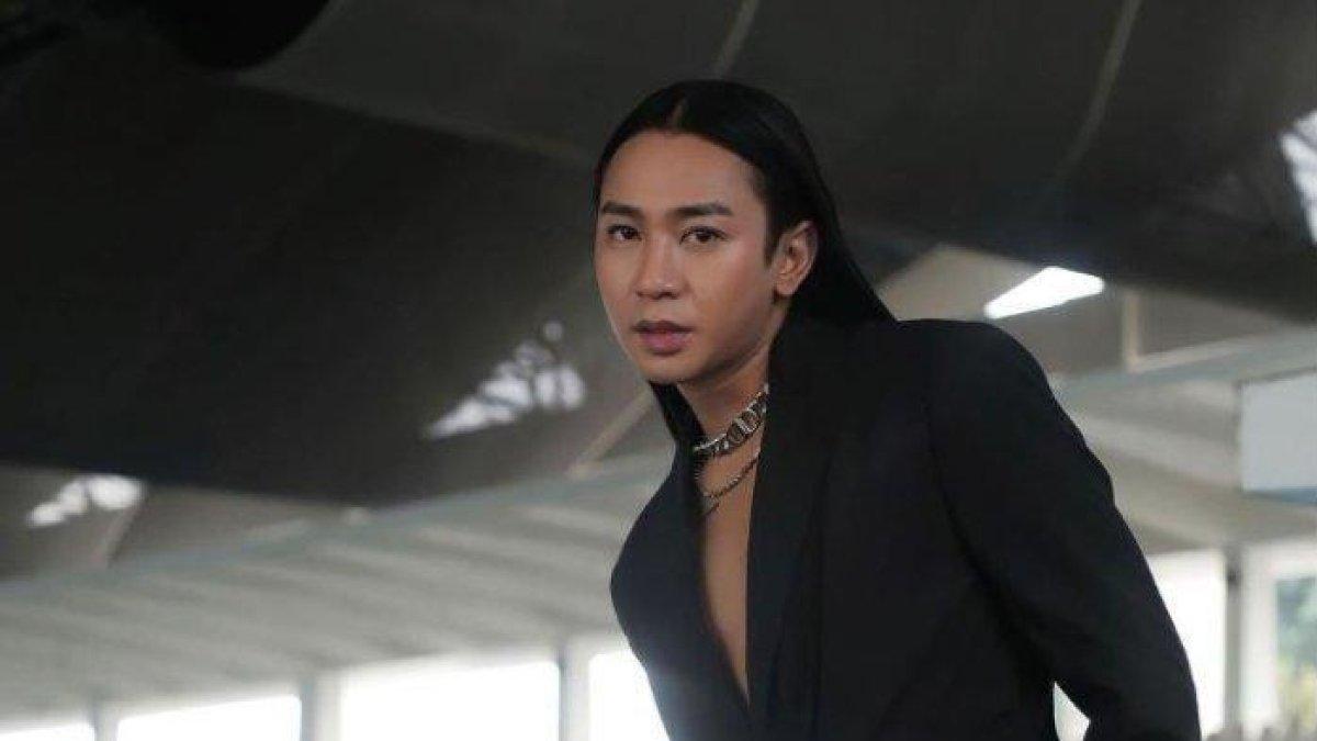 Selebgram Jovi Adhiguna bikin heboh dengan konten konyol makan krupuk babi di restoran Bakso A Fung. Pria cantik ini kerap dianggap kaum LGBT.