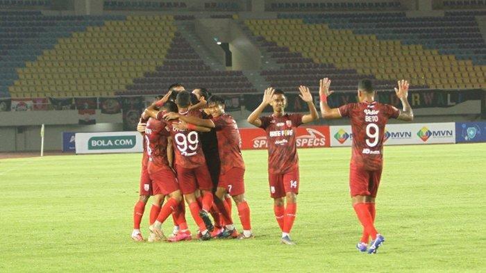 Selebrasi pemain Persis Solo setelah gol kedua ke gawang PSG Pati yang dicetak Eky Taufik dalam laga pembuka Liga 2 2021 di Stadion Manahan, Solo, Minggu (26/9/2021) malam.