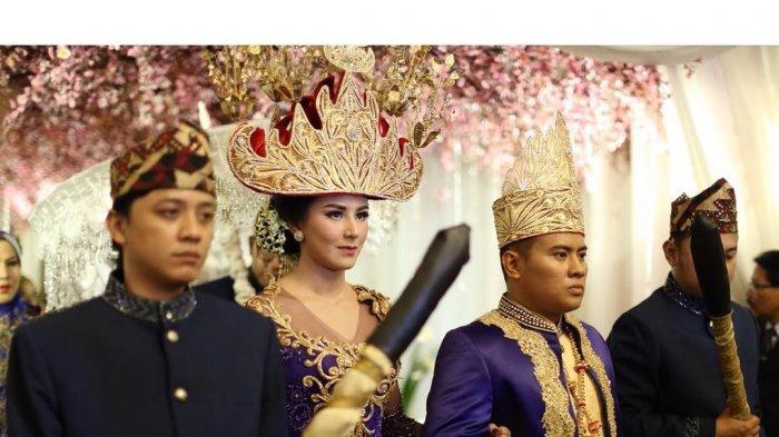 Selena Alesandra menikah dengan Akhmad Febry Marzulie Nara, yang merupakan seorang bangsawan asal Lampung.