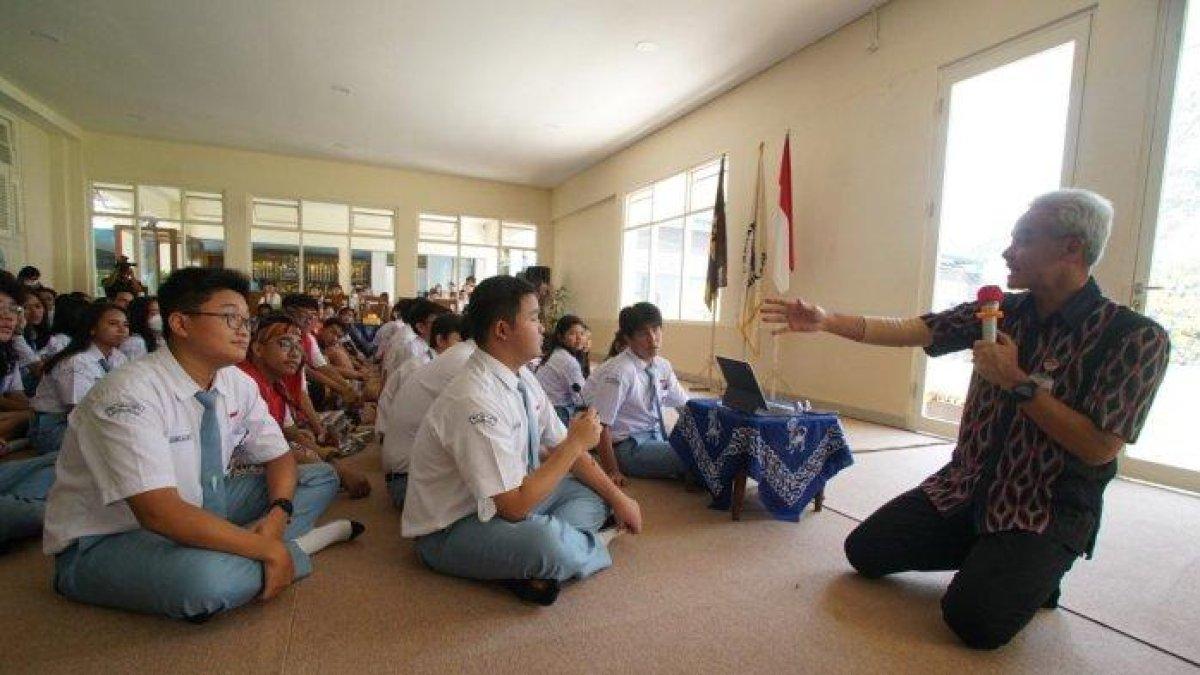 Gubernur Jawa Tengah, Ganjar Pranowo, semangat berdialog dengan para pelajar SMA Tarakanita Magelang. Simak kunci jawaban fisika semester 1 kelas 11 SMA,Kurikulum Merdeka
