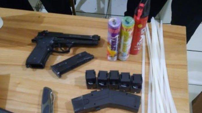 Senjata airsoft gun milik perampok yang menyantroni kantor Bank Jawa Barat (BJB) cabang Fatmawati di Jalan RS Fatmawati Raya, Cilandak, Jakarta Selatan, Selasa (5/4/2022).
