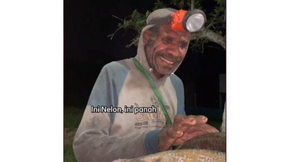 seorang bapak di Papua berjalan kaki malam-malam