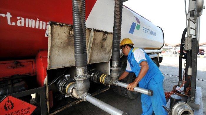 Seorang pekerja PT Pertamina mengisi tangki truk dengan bahan bakar minyak (BBM). Kuota Pertalite dan Solar Diprediksi Habis September dan Oktober 2022.