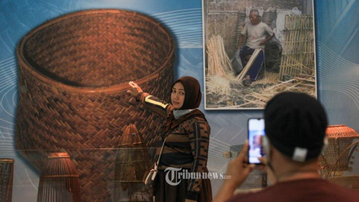 Seorang pengunjung sedang melihat koleksi sejarah di Museum Balaputra Dewa, Palembang. (TRIBUN SUMSEL/TRIBUN SUMSEL/ABRIANSYAH LIBERTO)