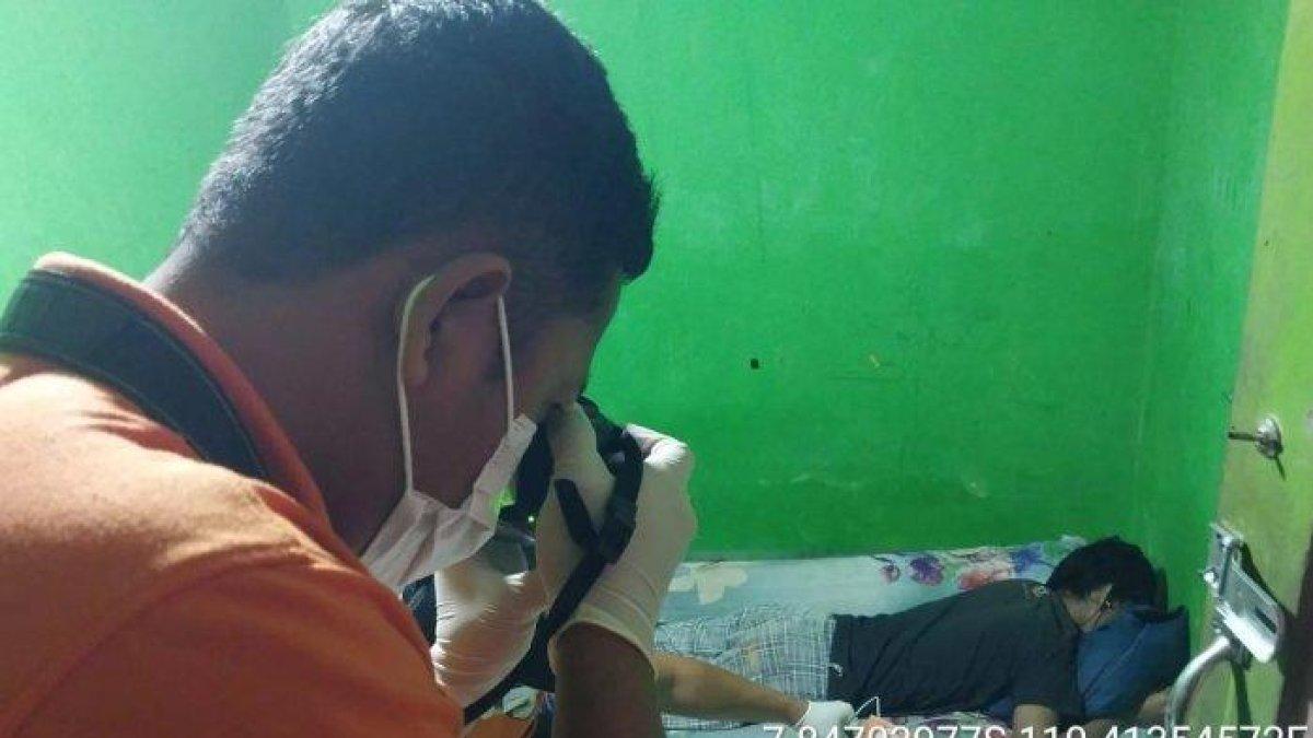 Seorang pria tewas karena sering begadang dan minum kopi. Pria berinisial AS bekerja sebagai desainer grafis ditemukan tewas di kamar kosnya.