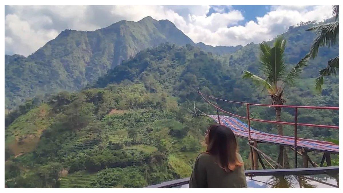 Suasana di Wisata Seribu Batu Semliro dengan pemandangan pegunungan