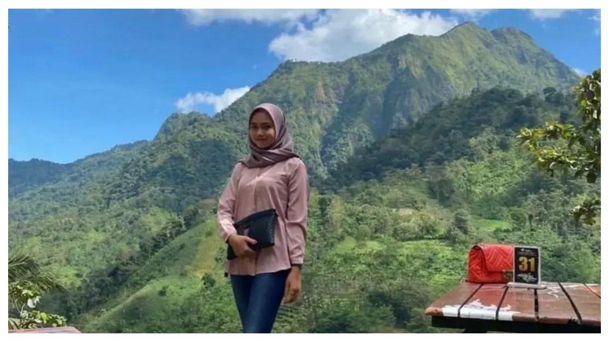 Salah satu pengunjung yang menikmati keindahan pemandangan di Wisata Seribu Batu Semliro