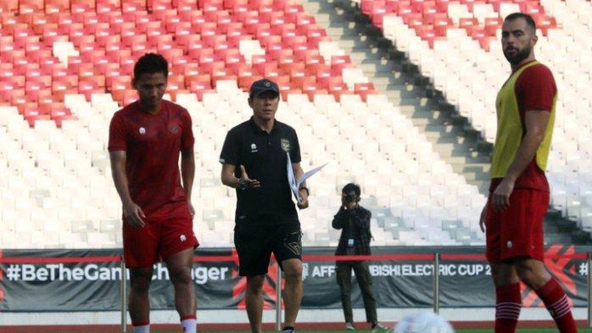 Pelatih Tim Nasional Indonesia Shin Tae Yong memberi instruksi kepada pemain Tim Nasional saat latihan perdana di Stadion Utama Gelora Bung Karno, Jakarta, Selasa (20/12/2022).