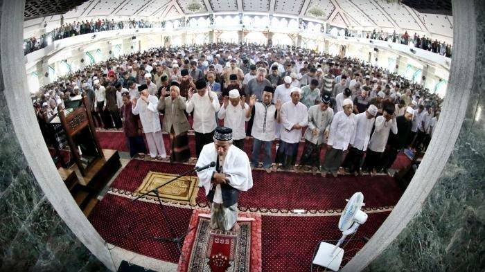 Shalat Jumat di Masjid Al Markaz Al Islami Jenderal M Jusuf, Makassar, Sulsel, Jumat (25/9/2015).