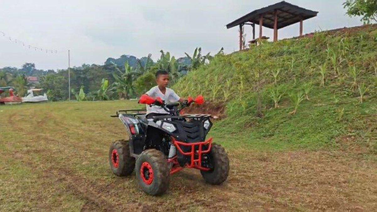 Seorang anak mencoba ATV di Side Land Kuningan.