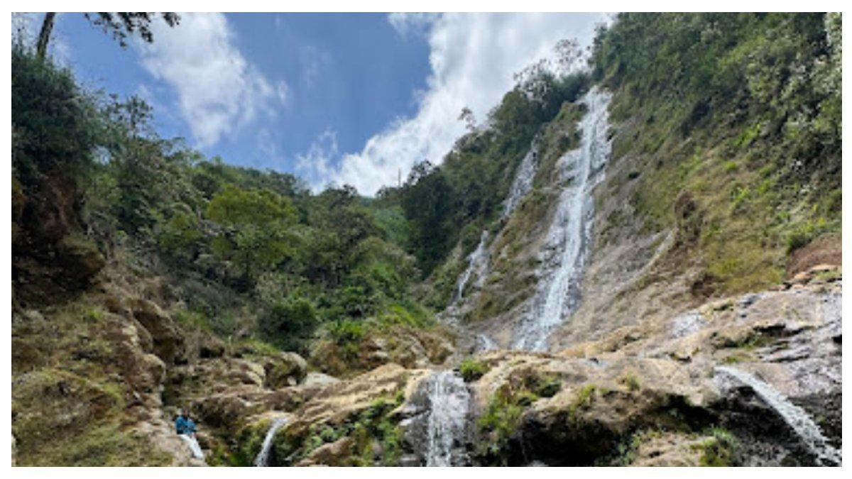 Tampak mengalir dari tebing air dari Curug Sikarim