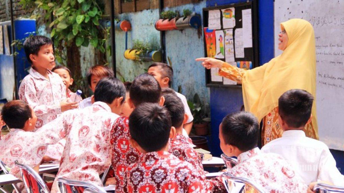 Siswa mengikuti kegiatan belajar mengajar. (TRIBUN JABAR/BUKBIS CANDRA ISMET BEY)