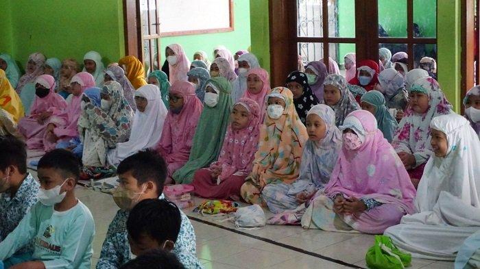 Siswa-siswi salat berjamaah di masjid