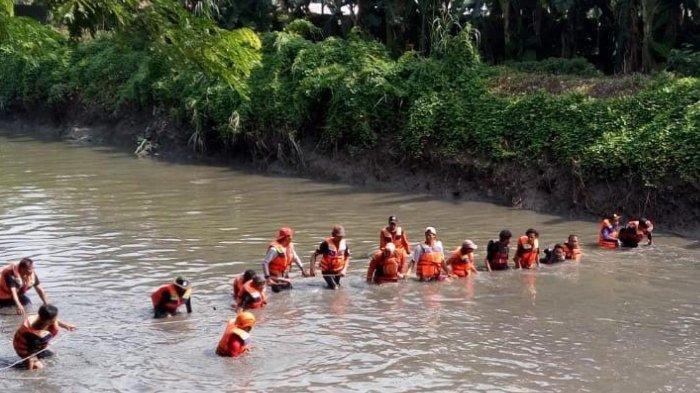 Petugas SAR gabungan saat terjun ke sungai melakukan penyisiran untuk mencari mayat siswi SMK yang diduga menjadi korban pembunuhan, Kamis (12/3/2020)