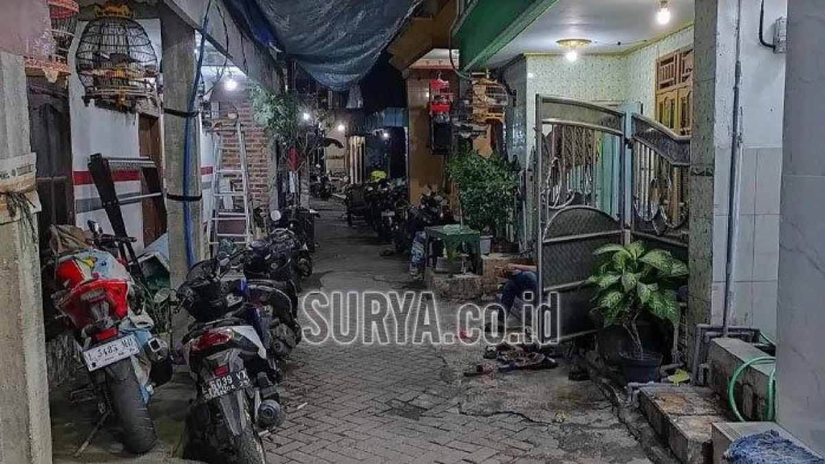 Situasi di depan musala dan rumah Moch Faisal, marbot dan muazin di Jalan Kunti Surabaya yang tewas usai ditikam kakak kandung sendiri saat berkelahi