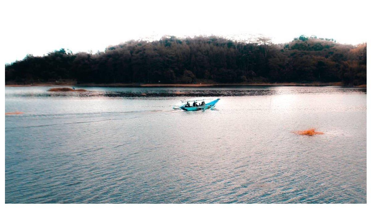 SITU GEDE TASIKMALAYA - Danau di Tasikmalaya Jawa Barat dengan pulau kecil di tengahnya yaitu pulau nusa, waktu tempuh dati pusat kota cuma 12 menit