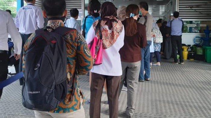 Antrean Penumpang di Halte Transjakarta, Senin (16/3/2020).