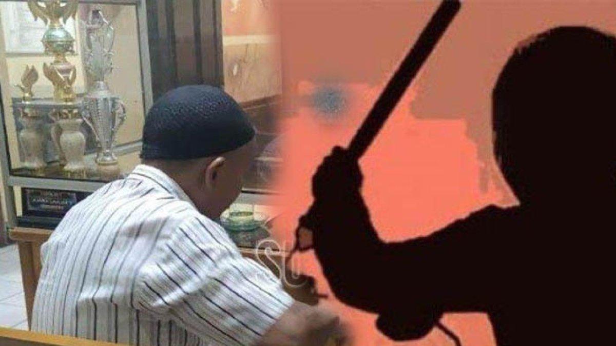 Petugas Polsek Kademangan tengah memintai keterangan sopir taksi online, Agus Susanto (63) warga Kecamatan Tanggulangin, Kabupaten Sidoarjo, yang jadi korban aksi begal, Jumat (21/7/2023).