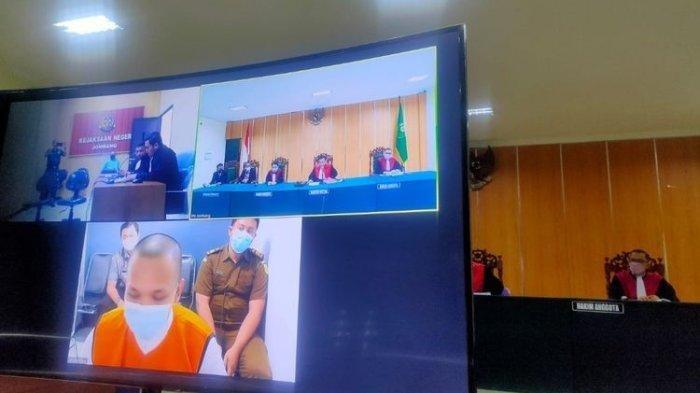 Sopir Vanessa Angel, Tubagus Muhammad Joddy Pramas Setya, mengikuti sidang di Pengadilan Negeri Jombang secara virtual dari Lapas Kelas IIB Jombang, Jawa Timur, Kamis (27/1/2022)