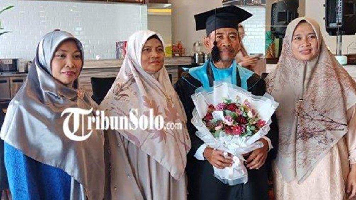 Sosok Sukadi, pria asal Klaten yang baru saja lulus S1 didampingi ketiga istrinya, kini bongkar rahasia hidup rukunnya