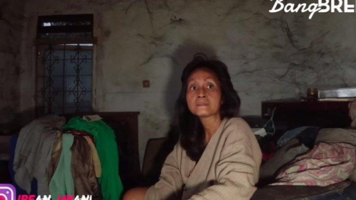 Sosok wanita ini dulu sukses jadi model majalah dewasa, kini hidup sebatang kara di rumah tanpa listrik dan air bersih.