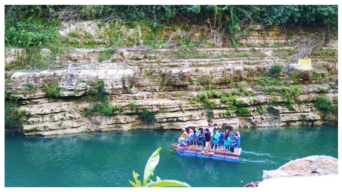 Perjalanan menggunakan perahu menuju Air Terjun Srigethuk