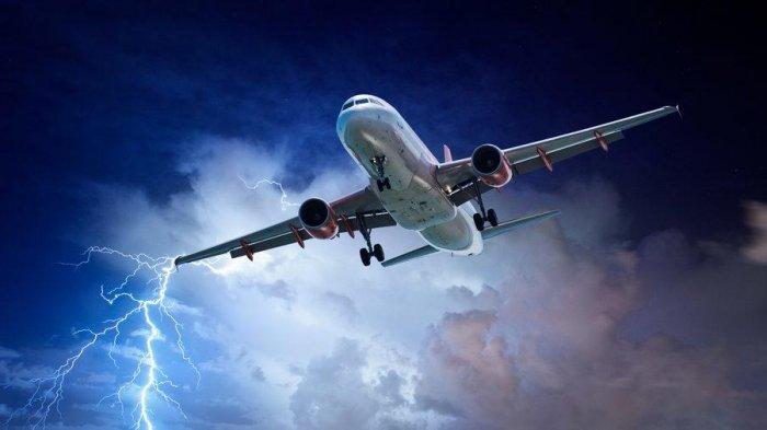 Ilustrasi pesawat mengangkasa dalam kondisi cuaca kurang bersahabat