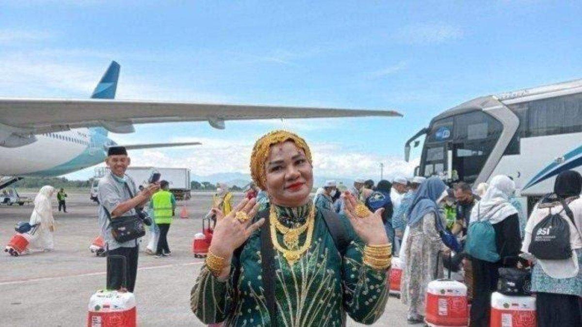 Suarnati Daeng Kanang (46) salah satu jemaah haji perempuan asal Embarkasi Makassar, Sulsel kloter 1 tampak nyentrik dan glamor dengan emas 180 gram di tubuhnya saat tiba di Asrama Haji Sudiang Makassar, Rabu (5/7/2023). (Kompas.com/Darsil Yahya M))
