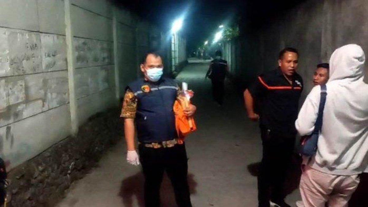 Suasana di sekitar rumah HN (45) pada Sabtu (15/7/2023) malam. HN ditangkap Densus 88 anti teror di rumahnya di Kelurahan Majidi, Kelurahan Selong, Lombok Timur pada 14 Juli 2023.